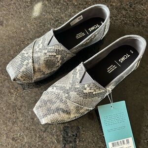 Women TOMS Shoes. Size 9